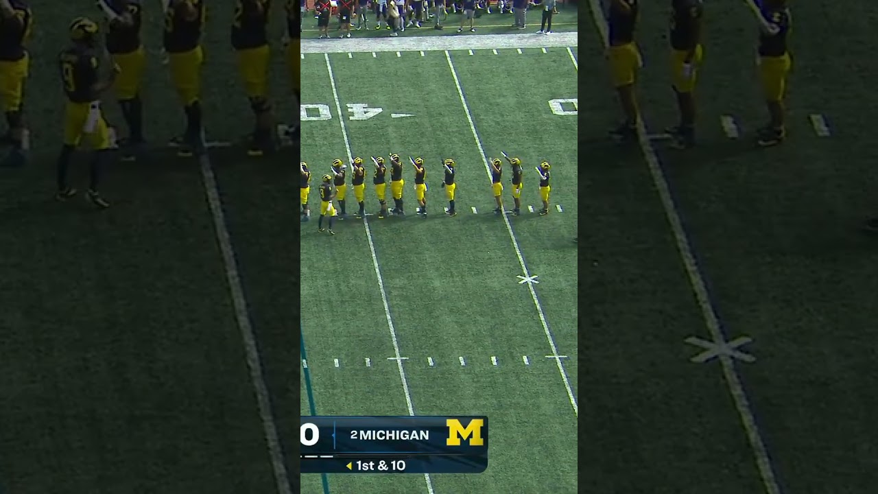 Michigan players honor Harbaugh 🚂 4️⃣