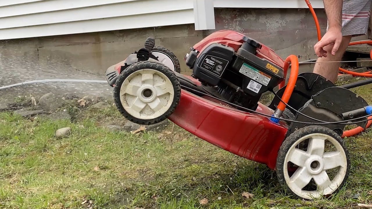 Toro Recycler 22 in. Smart Stow - Deck Washout Demonstration