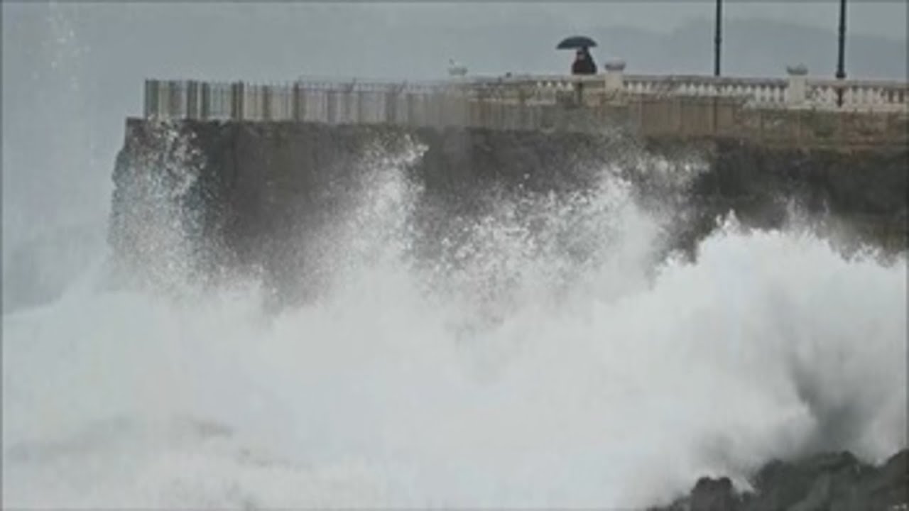 Media España continúa en alerta por viento, fuerte oleaje o por lluvias