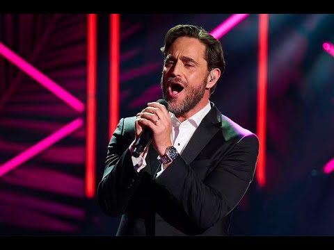 Michel Brown canta "Lamento boliviano" en los Premios Platino 2023