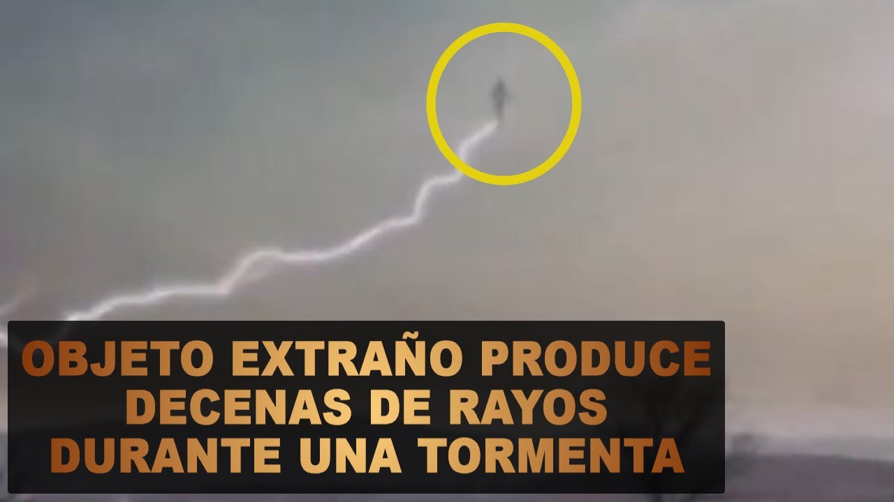 Objeto extraño es golpeado por varios rayos durante una tormenta eléctrica