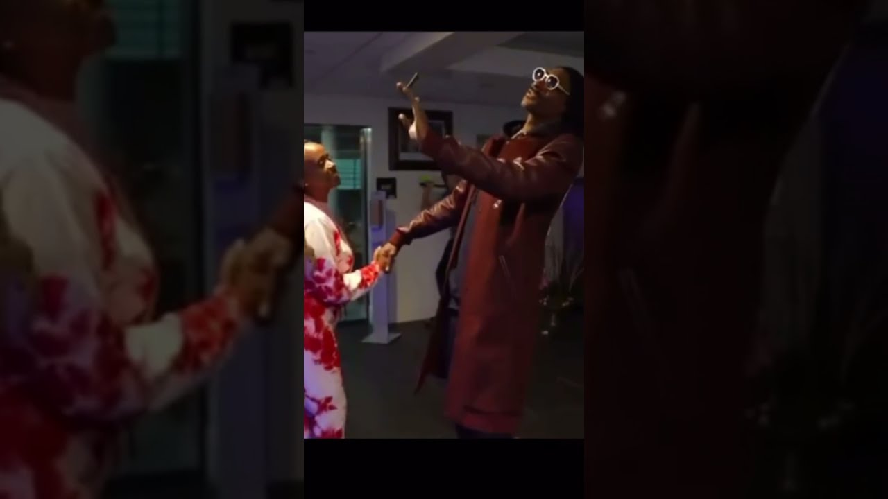 Snoop Dogg Singing & Dancing With His Wife